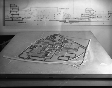 802030 Afbeelding van een maquette van het uitbreidingsplan Lunetten te Utrecht.